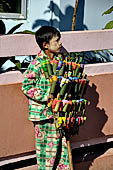 Myanmar - Kyaikhtiyo, food sellers 